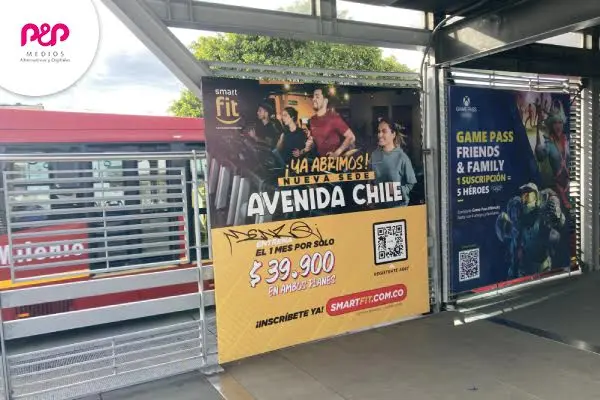Bastidores de 2x2 en las puertas de los vagones de estaciones de transporte público