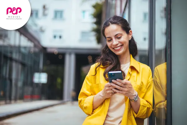 Estrategias de Mobile Marketing Mujer revisando su celular