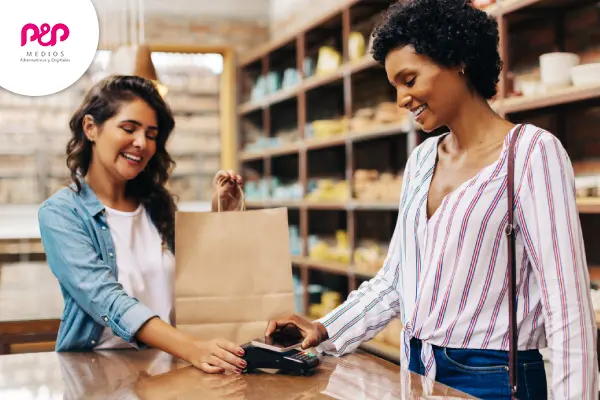 Impulsar tus ventas en temporada baja Mujer haciendo compras