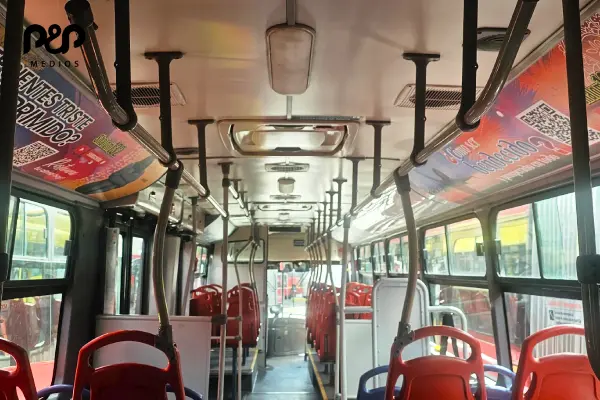 Interior de un bus de TransMilenio
