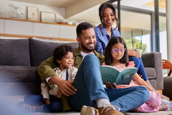 Publicidad emocional en regreso a clase Familia leyendo con sus hijas