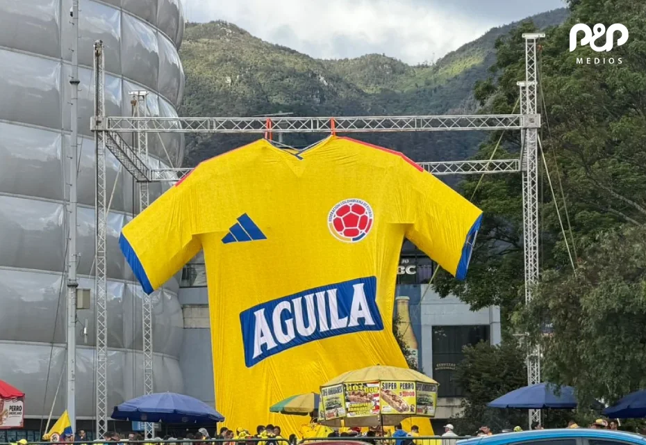 La camiseta que vistió la ciudad: cómo P&P Medios y Bavaria llevaron la pasión de Colombia a la calle Camiseta gigante de la Selección Colombia en activación BTL de P&P Medios y Bavaria