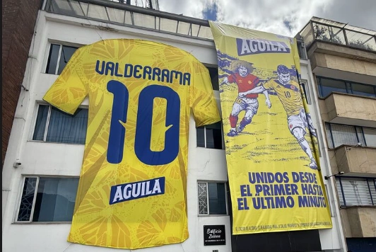 Camiseta gigante de Águila como ejemplo de activación BTL en eventos deportivos