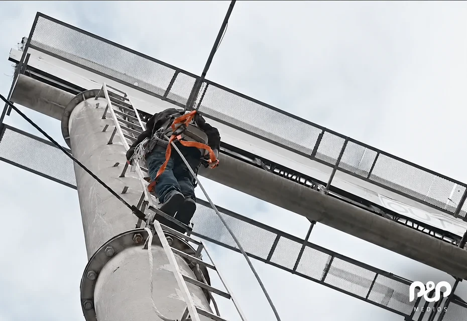 Vallas en Medellín: El Dominio Estratégico y la Evolución del Impacto Exterior con P&P Medios Técnico en alturas instalando publicidad en una valla exterior
