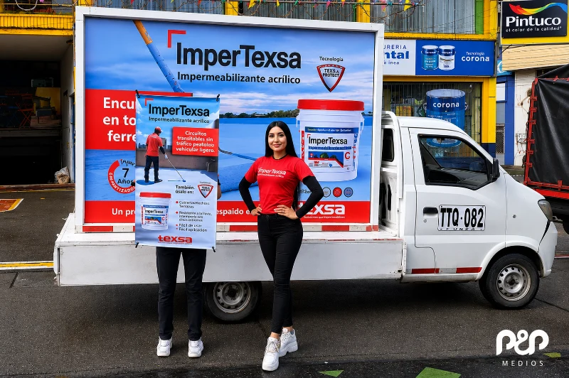 Tipos de unidades móviles publicitarias y cuándo usar cada una para maximizar el impacto de tu marca Unidad móvil publicitaria de P&P Medios con carro valla para activación de marca