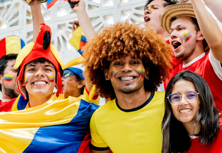 ¿Cómo usar el Mundial para crear activaciones y experiencias de marca memorables al estilo Panini? Hinchas de la selección Colombia disfrutando de la activación BTL de P&P Medios