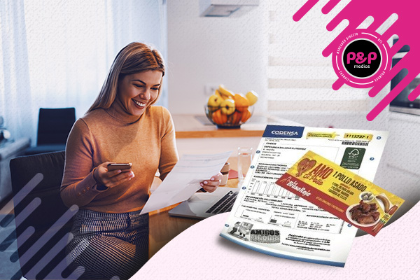 mujer revisando recibo con publicidad anclada Tomate el tiempo para segmentar y extraer información que sea procesable y que pueda llegar a todas las fases de la campaña.