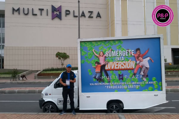 Las vallas móviles potencian tu marca.