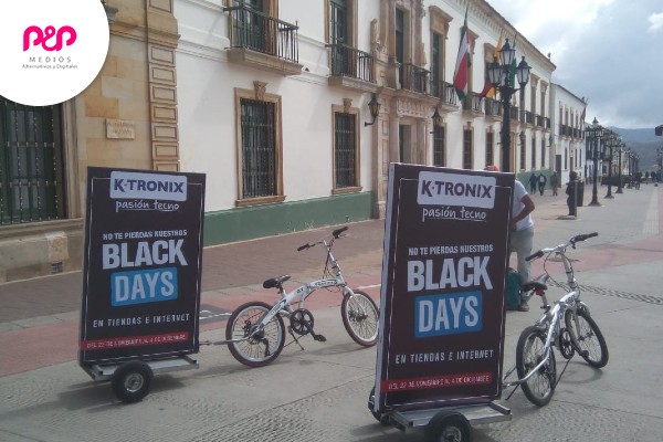 Hombres valla y popman promocionando Hombres valla