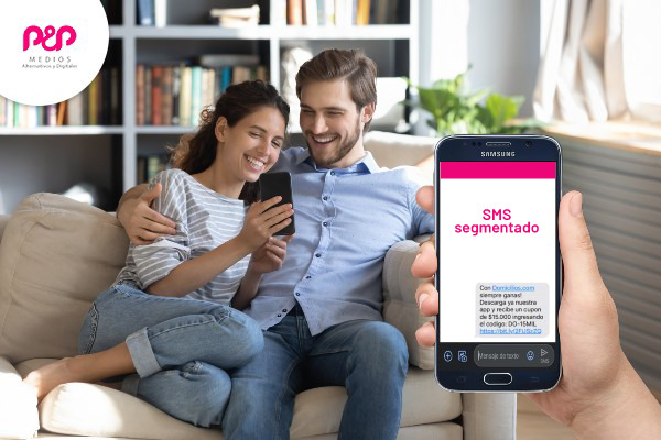 publicidad por mensajería de texto móvil personas viendo su celular