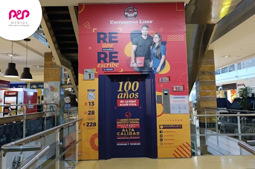 Las vallas publicitarias son uno de los grandes formatos publicitarios que resultan inevitables para los consumidores debido a su grana tractivo y tamaño. Vallas publicitarias – publicidad en grandes formatos