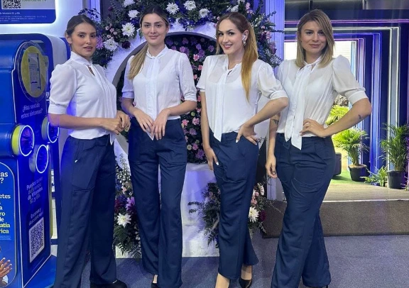 Activación de marca con promotoras uniformadas en entorno decorado, ideal para eventos corporativos o ferias comerciales con atención al detalle.