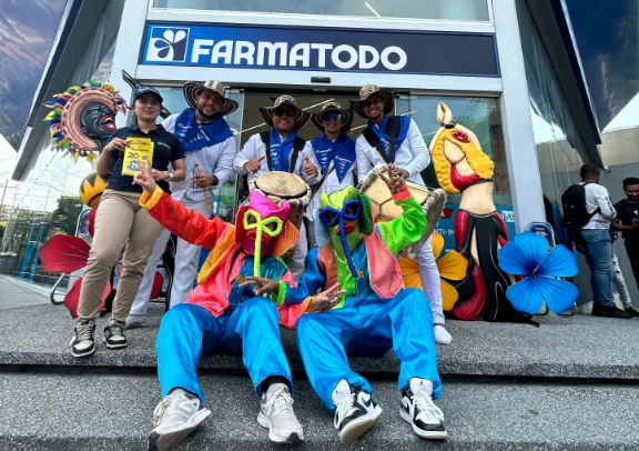 Activación de marca de Farmatodo con comparsa y promotores en evento cultural, generando cercanía y recordación emocional.