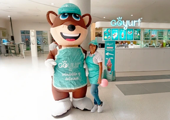 Activación de marca de Goyurt con personaje disfrazado y promotora en centro comercial, generando experiencia divertida y conexión con el público.