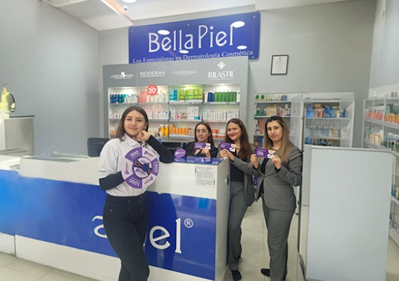 Activación de marca de Bella Piel con dinámicas promocionales en tienda, fortaleciendo el reconocimiento de productos dermatológicos.