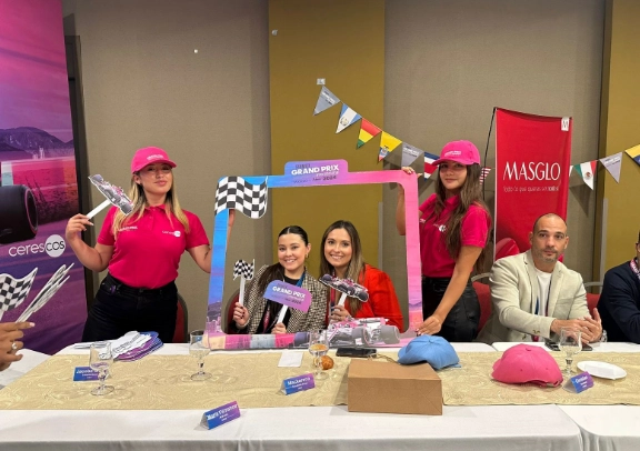 Activación de marca de Masglo durante evento temático, con promotoras, material gráfico y actividades lúdicas para conectar con la audiencia.
