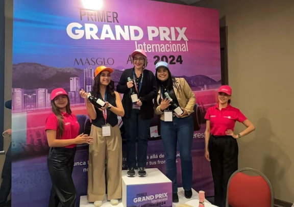 Activación de marca de Masglo durante el Grand Prix Internacional 2024, con premiación simbólica, promotoras y experiencia memorable para los asistentes.